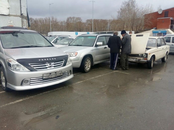 Из-за удара между припаркованными машинами зажало человека Из-за удара между припаркованными машинами зажало человека