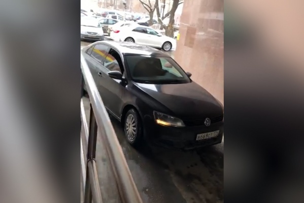 Служебная машина суда мешала не только другим автомобилистам, но и пешеходам Служебная машина суда мешала не только другим автомобилистам, но и пешеходам