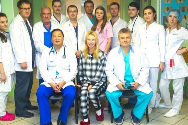 Татьяна Тотьмянина в окружении врачей онкоцентра Татьяна Тотьмянина в окружении врачей онкоцентра