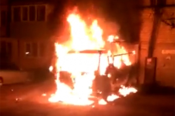 Машина вспыхнула во втором часу ночи Машина вспыхнула во втором часу ночи