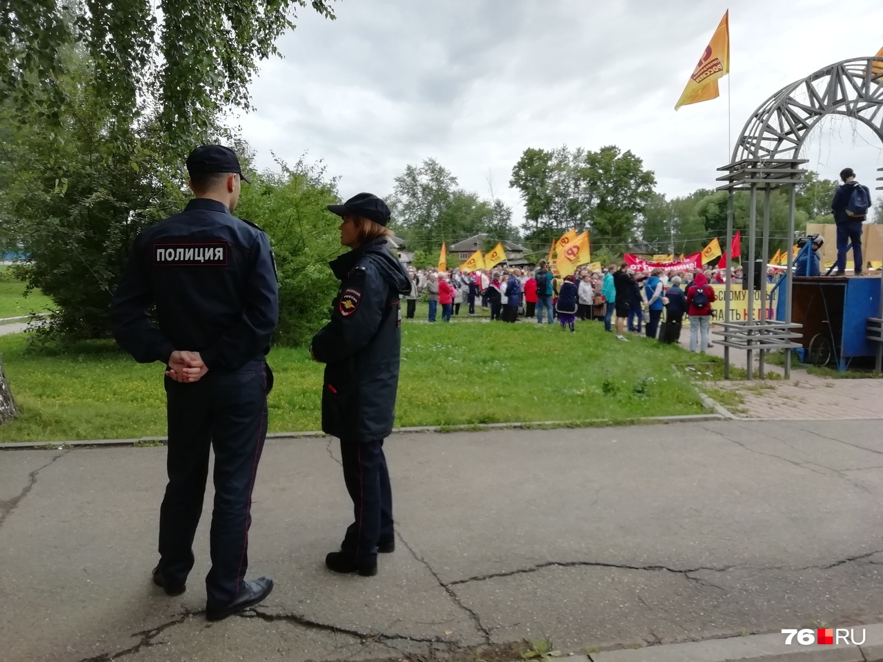 Полиция тихонько стоит в стороне Полиция тихонько стоит в стороне 