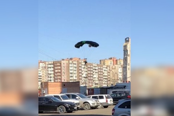 Прыгать с парашютом в городе смертельно опасно 