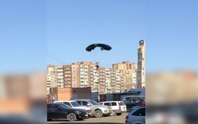 Планирующего на парашюте красноярца заметили между домов на «Взлетке»