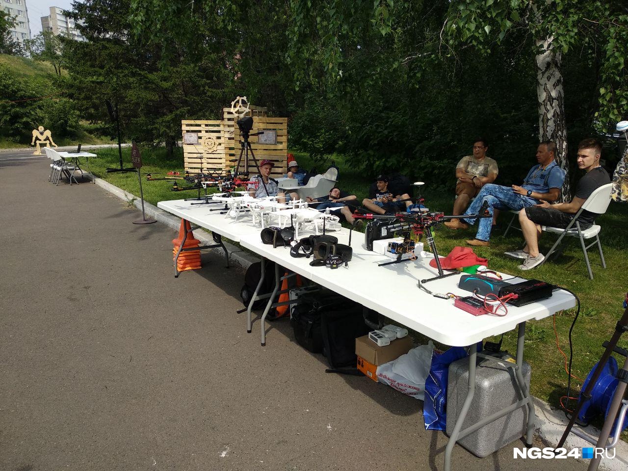 На одной из них обещают посмотреть на праздник с высоты птичьего полета в специальных очках На одной из них обещают посмотреть на праздник с высоты птичьего полета в специальных очках