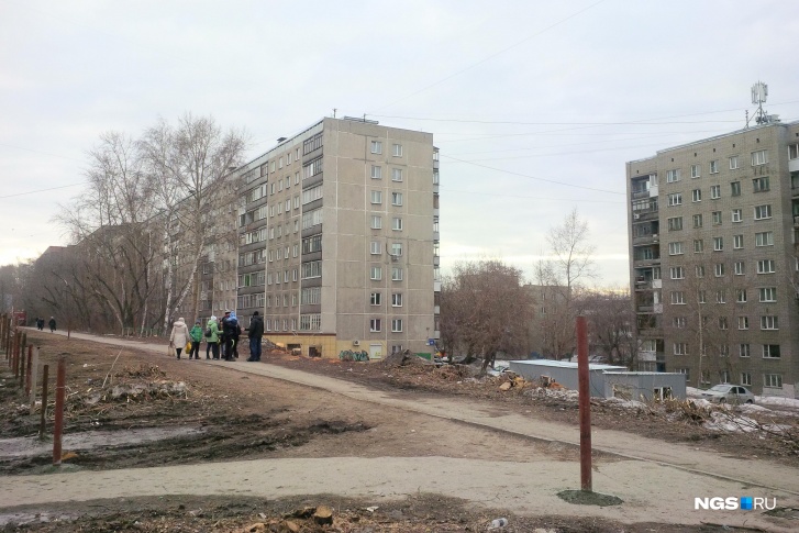 Стройплощадка захватывает значительную часть тротуара по нечётной стороне улицы Бориса Богаткова