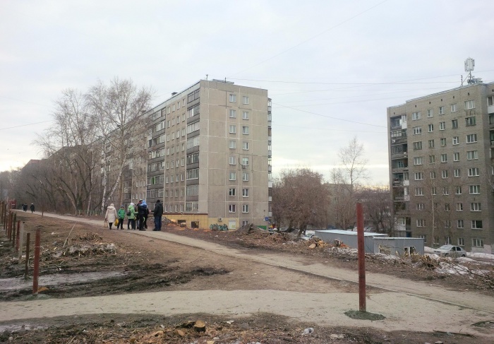 Стройплощадка захватывает значительную часть тротуара по нечётной стороне улицы Бориса Богаткова Стройплощадка захватывает значительную часть тротуара по нечётной стороне улицы Бориса Богаткова