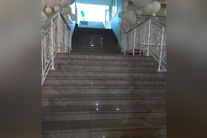 Ряд круглых столов проходил в помещениях на втором этаже Ряд круглых столов проходил в помещениях на втором этаже