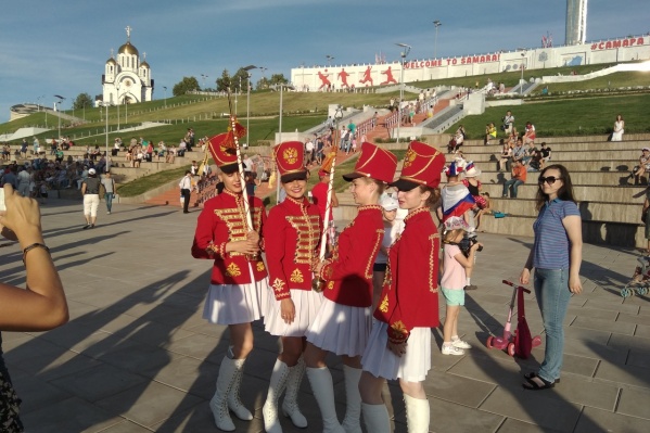 Музыканты в ярких гусарских костюмах Музыканты в ярких гусарских костюмах