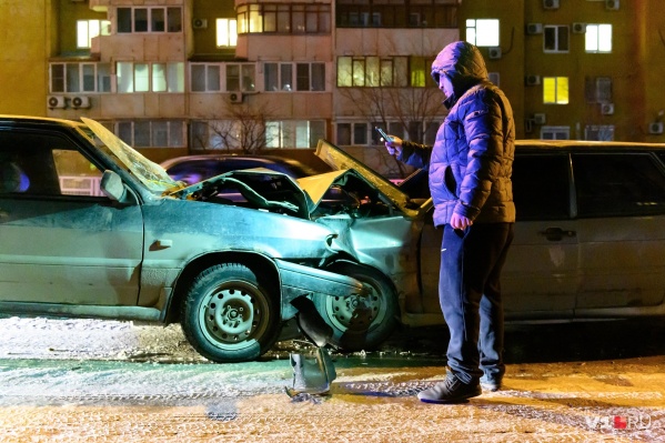 Родные пострадавших волгоградцев едва не устроили самосуд над виновником аварии Родные пострадавших волгоградцев едва не устроили самосуд над виновником аварии