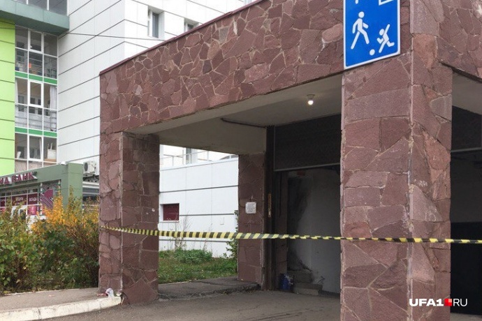 Место преступления на подземной парковке на улице Мингажева в Уфе полицейские оцепили сразу же Место преступления на подземной парковке на улице Мингажева в Уфе полицейские оцепили сразу же