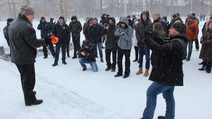 Желающие почтить память Немцова поборются с лыжниками за место у Соловецкого камня