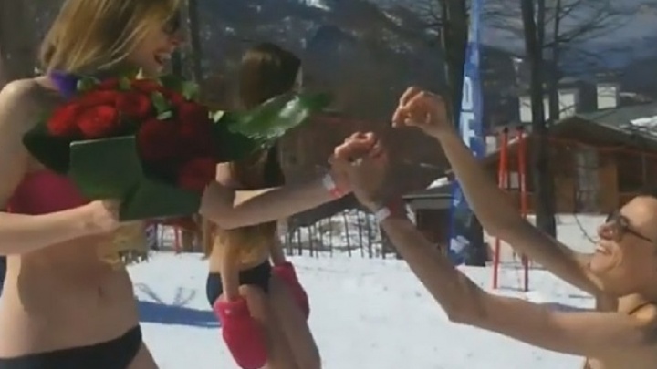 Екатеринбуржец сделал предложение своей девушке во время массового спуска с горы в Сочи