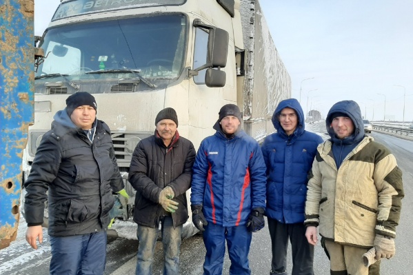 По словам очевидца, мужчина три дня жил в машине, которая не могла выехать со снежной обочины. Сегодня ему помогли неравнодушные горожане По словам очевидца, мужчина три дня жил в машине, которая не могла выехать со снежной обочины. Сегодня ему помогли неравнодушные горожане