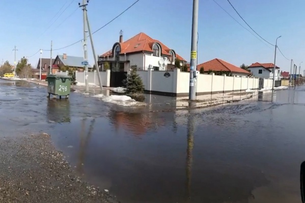 Потоки воды потекли по улицам Тимофеевки рано утром Потоки воды потекли по улицам Тимофеевки рано утром