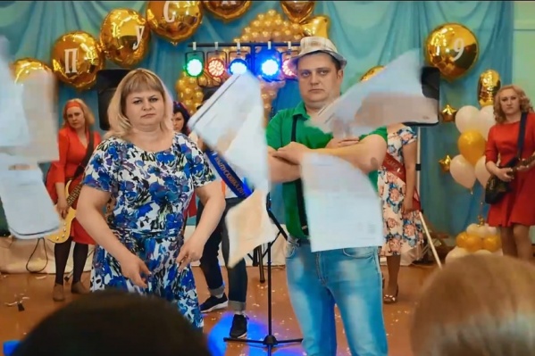 Родители рвут тетрадки, поют и веселятся Родители рвут тетрадки, поют и веселятся