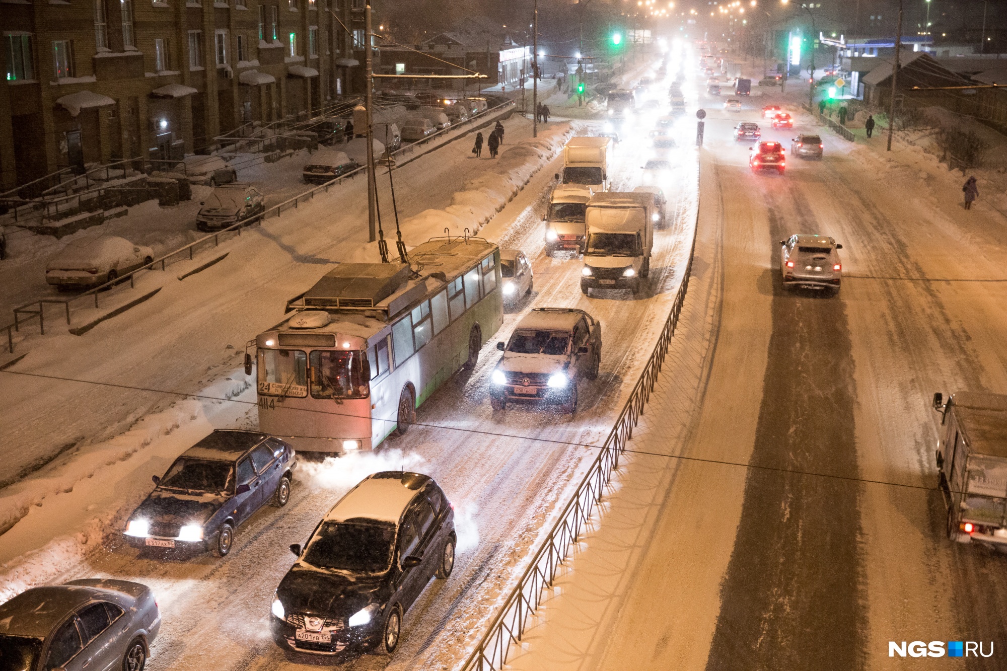 «Всё стоит!»: в Новосибирске автомобилисты застряли в 9-балльных пробках