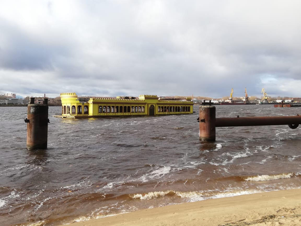 Затонувший в Ярославле ресторан-дебаркадер начали разбирать