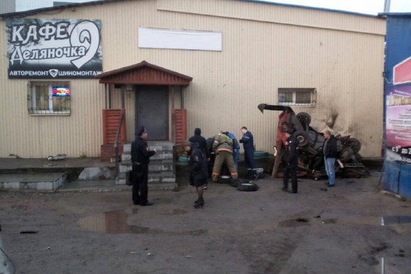 Автомобиль с подростками врезался в стену кафе в Кизеле Автомобиль с подростками врезался в стену кафе в Кизеле