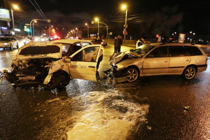 Попавшие в ДТП пассажирка и водитель «Яндекс.Такси» были застрахованы на 2 миллиона рублей