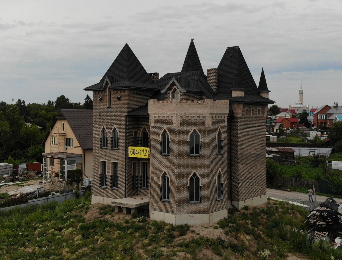 Что скрывает средневековый замок на берегу Туры стоимостью 35 миллионов рублей? И кто его хозяин?