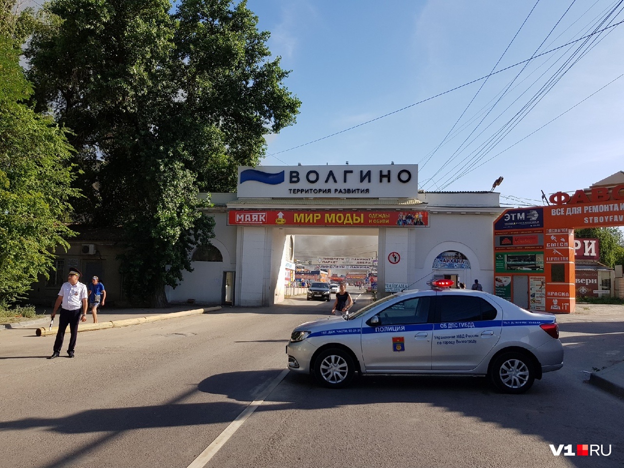В Волгограде полиция оцепила горящую оптовую базу на Тулака: фоторепортаж