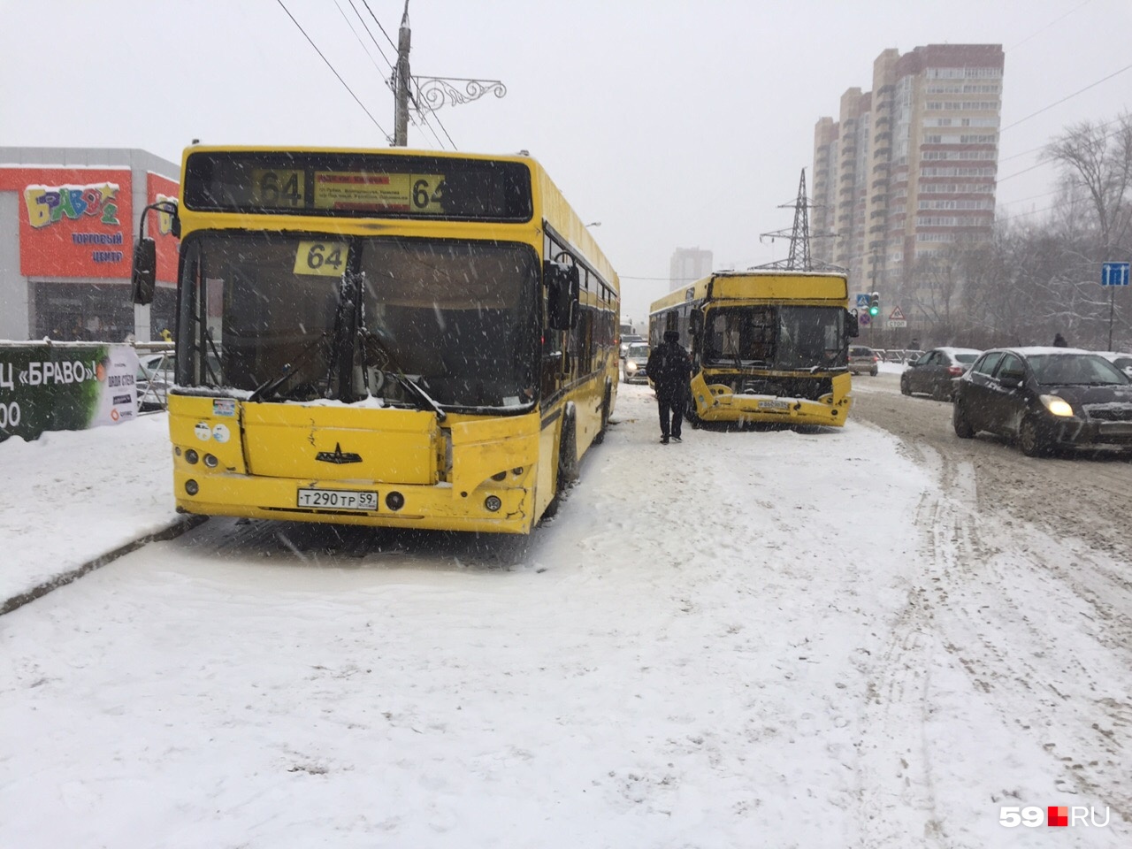 Автобусы стоят на улице Светлогорской 