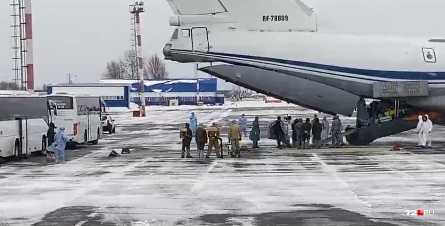 Пассажиры покидают самолет Пассажиры покидают самолет