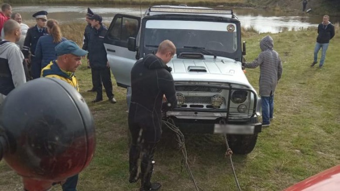 Под воду ушел автомобиль УАЗ Под воду ушел автомобиль УАЗ
