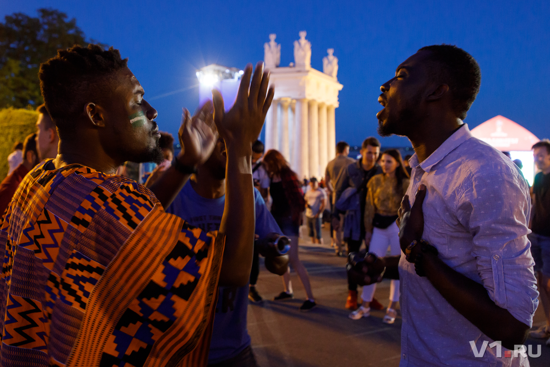 Африканские болельщики показали в фан-зоне Волгограда ритуальные танцы