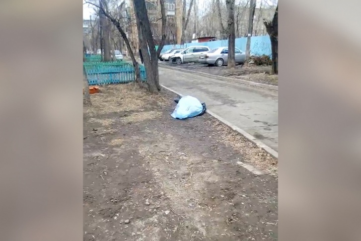 Из-за того, что полицейский «отлучился», скорая второй раз выехала на помощь уже трупу Из-за того, что полицейский «отлучился», скорая второй раз выехала на помощь уже трупу