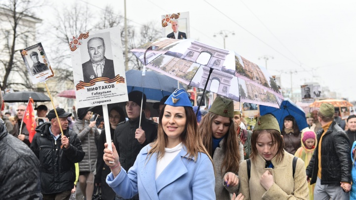 «Течёт река "Бессмертного полка"»: в Екатеринбурге с портретами героев вышли более 150 тысяч человек