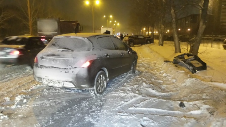 С утра уже 15 ДТП: Екатеринбург встал в девятибалльные пробки из-за ночного снегопада