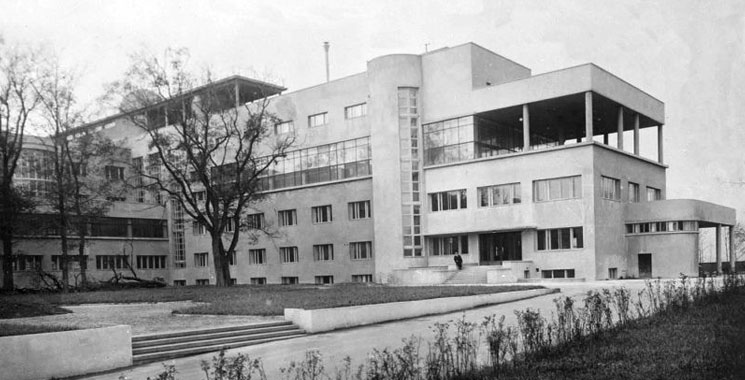 Одно из первых зданий конструтивизма в нашей стране — ДК ЗИЛ, разработан братьями Весниными и был построен в Москве. Пермские постройки тоже на него похожи