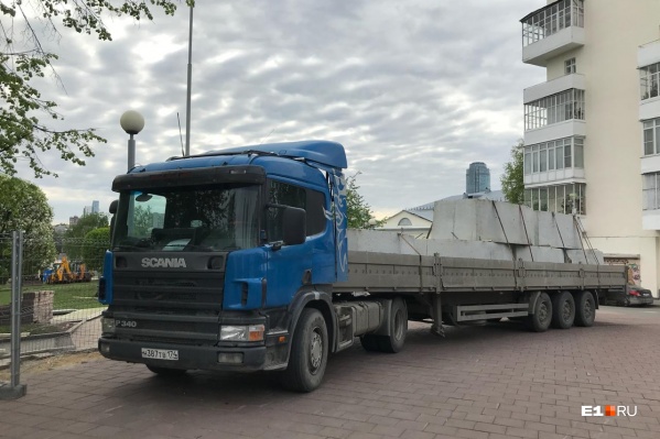 Ранее в сквере начали устанавливать капитальный забор Ранее в сквере начали устанавливать капитальный забор