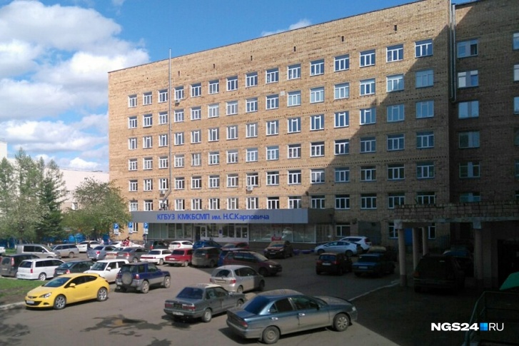 На парковке возле больницы теперь установлен шлагбаум На парковке возле больницы теперь установлен шлагбаум