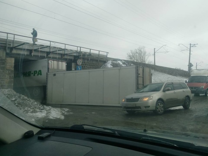 Водителям приходится доезжать до фуры, разворачиваться и ехать обратно Водителям приходится доезжать до фуры, разворачиваться и ехать обратно