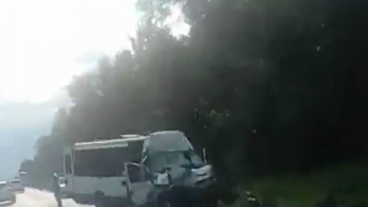 Смертельное ДТП на границе с Башкирией: маршрутка влетела в грузовик