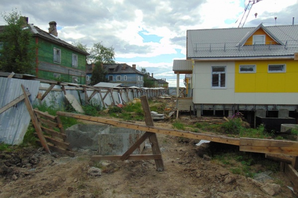 Старое ветхое дошкольное учреждение закрыли, воспитанников распределили по другим детсадам, а новое здание — пока что в таком состоянии<br><br> Старое ветхое дошкольное учреждение закрыли, воспитанников распределили по другим детсадам, а новое здание — пока что в таком состоянии<br><br>