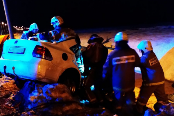 Тела погибших из покорёженного автомобиля вытаскивали пожарные со специальным инструментом<br> Тела погибших из покорёженного автомобиля вытаскивали пожарные со специальным инструментом<br>