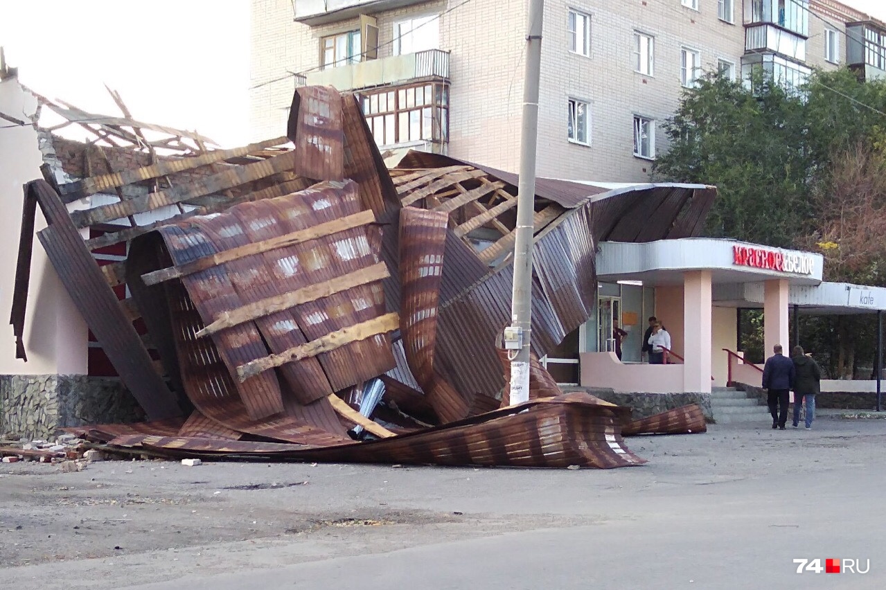 С утра возле магазинчика уже выстраиваются покупатели, а персонал думает, что же теперь делать С утра возле магазинчика уже выстраиваются покупатели, а персонал думает, что же теперь делать