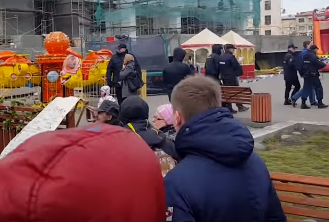 Митинг
против коррупции в Норильске закончился задержаниями и спорами с казаками