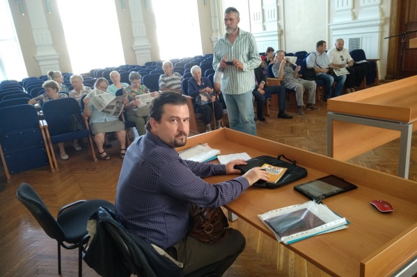 Одного из истцов — Алексея Краснова — пришли поддержать около 30 пенсионеров Одного из истцов — Алексея Краснова — пришли поддержать около 30 пенсионеров