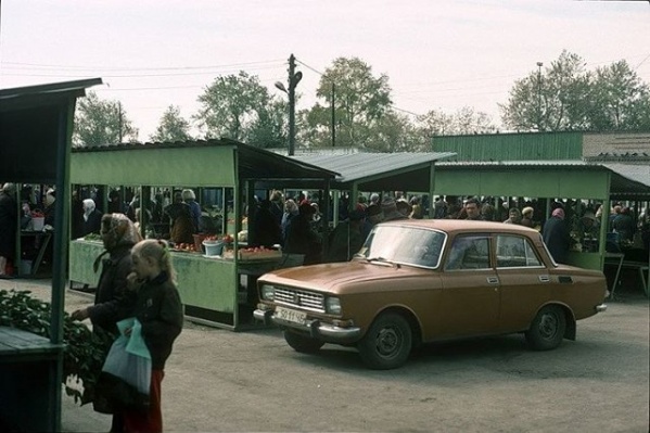 По одной из версий, Зелёный базар получил такое название, потому что прилавки и забор вокруг него красили в зелёный цвет По одной из версий, Зелёный базар получил такое название, потому что прилавки и забор вокруг него красили в зелёный цвет