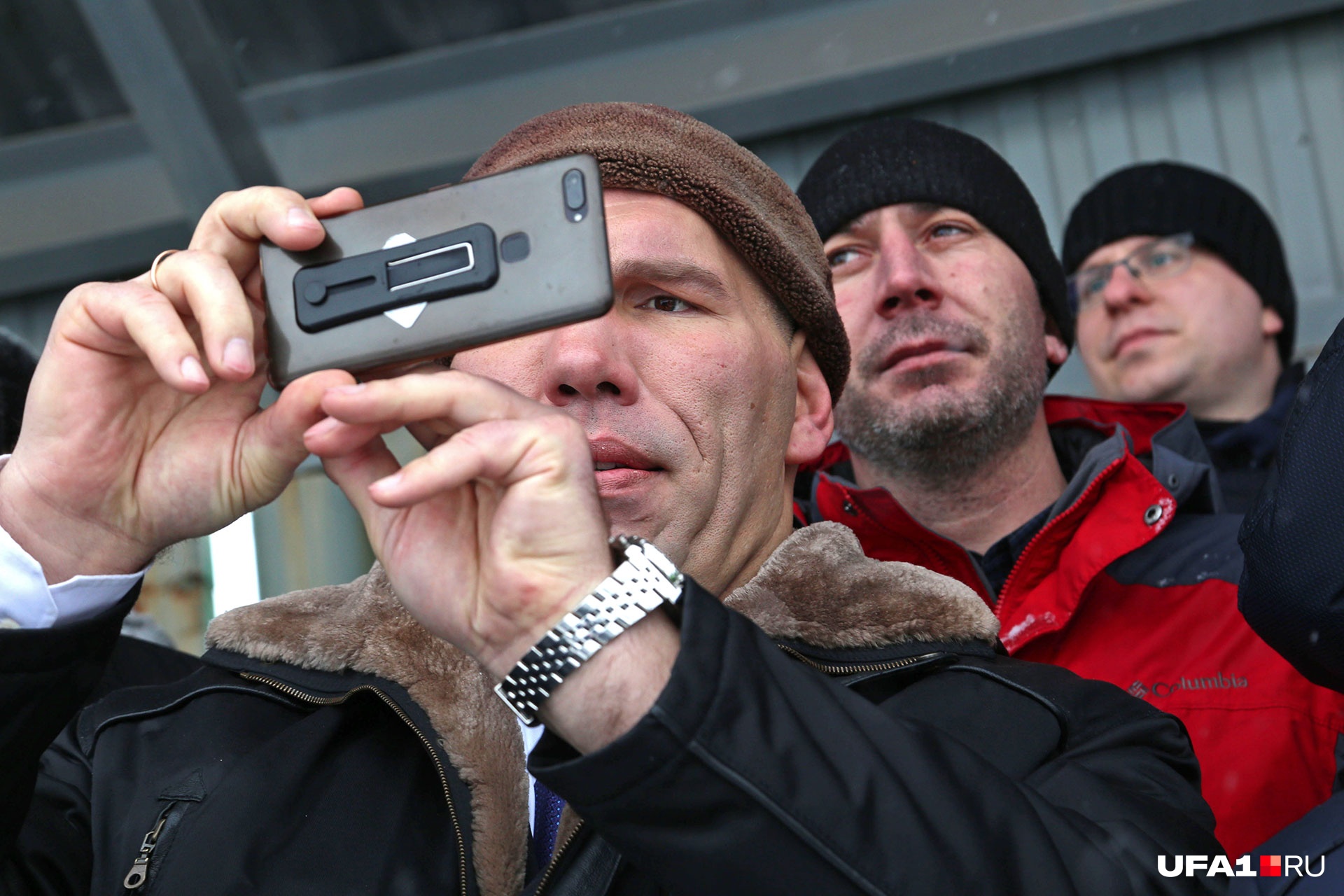 Николай Сергеевич решил запечатлеть уфимские события на камеру телефона