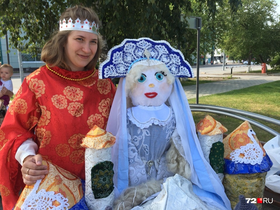 Смотрите, какой подход к костюмам и оформлению коляски! Смотрите, какой подход к костюмам и оформлению коляски!