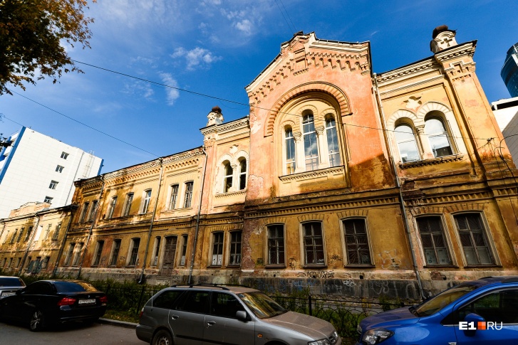 Одно из самых красивых зданий кусочка улицы Толмачёва Одно из самых красивых зданий кусочка улицы Толмачёва