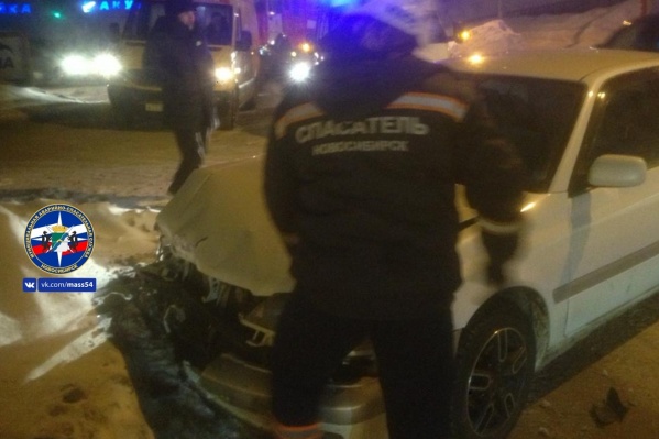 У «Тойоты» серьезно повреждена передняя часть У «Тойоты» серьезно повреждена передняя часть 