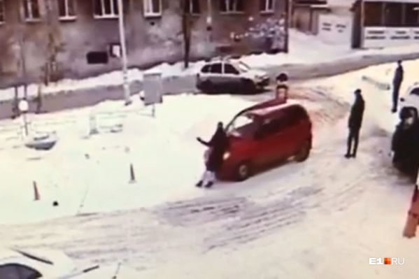 Хозяйка Daewoo Matiz нажала на газ и поехала по парковке с матерью грудного ребенка на капоте Хозяйка Daewoo Matiz нажала на газ и поехала по парковке с матерью грудного ребенка на капоте