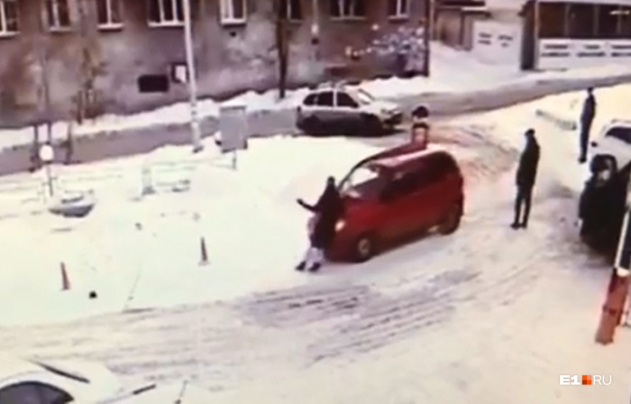 Хозяйка Daewoo Matiz нажала на газ и поехала по парковке с матерью грудного ребенка на капоте Хозяйка Daewoo Matiz нажала на газ и поехала по парковке с матерью грудного ребенка на капоте