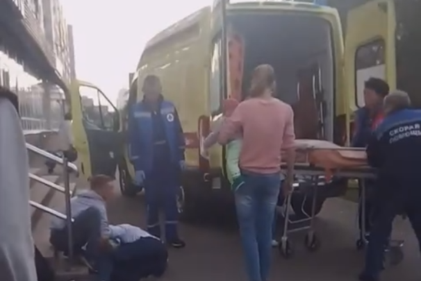 «Случайно задели коляской»: на остановке недалеко от ж/д вокзала Архангельска мужчину пырнули ножом